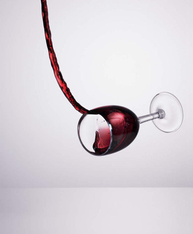 红酒,葡萄酒,无人,竖图,俯视,室内,特写,白天,白色背景,桌面,桌子,杯子,阴影,飞溅,溅,反射,木制,高脚杯,液体,影子,水滴,红酒杯,酒类,玻璃制品,酒,水珠,饮料,一个,红色,酒杯,木制品,红葡萄酒,摄影,肮脏,影棚,单个,葡萄酒杯,喷洒,邋遢,龌龊,污秽,玻璃杯,彩图,高角度拍摄,影棚拍摄,拍摄