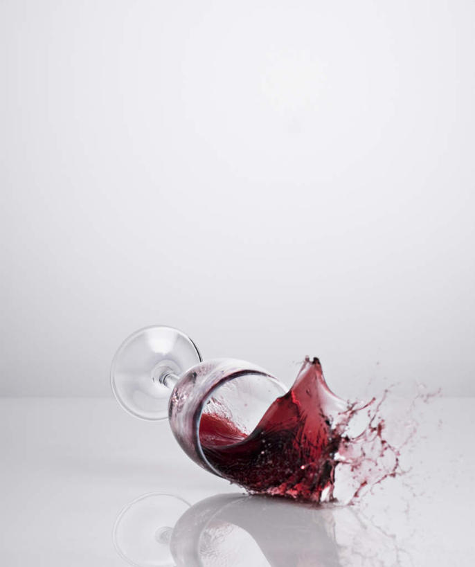 红酒,葡萄酒,无人,竖图,俯视,室内,特写,白天,白色背景,桌面,桌子,杯子,阴影,飞溅,溅,反射,木制,高脚杯,液体,影子,水滴,红酒杯,酒类,玻璃制品,酒,水珠,饮料,一个,红色,酒杯,木制品,红葡萄酒,摄影,肮脏,影棚,单个,葡萄酒杯,喷洒,邋遢,龌龊,污秽,玻璃杯,彩图,高角度拍摄,影棚拍摄,拍摄