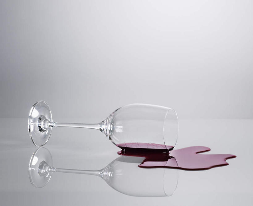 红酒,葡萄酒,无人,横图,俯视,室内,特写,白天,白色背景,桌面,桌子,杯子,阴影,飞溅,溅,反射,木制,高脚杯,液体,影子,水滴,红酒杯,酒类,玻璃制品,酒,水珠,饮料,一个,红色,酒杯,木制品,红葡萄酒,摄影,肮脏,影棚,单个,葡萄酒杯,喷洒,邋遢,龌龊,污秽,玻璃杯,彩图,高角度拍摄,影棚拍摄,拍摄