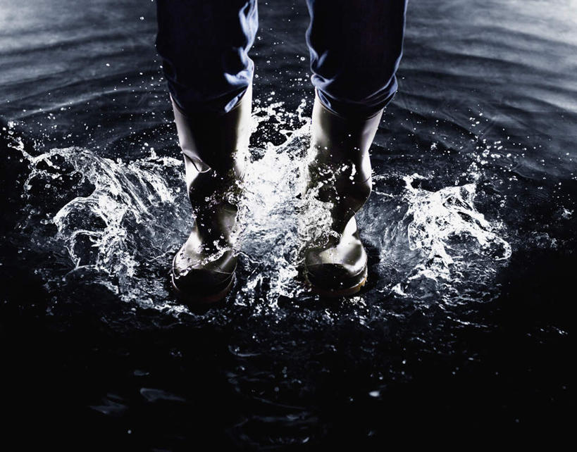 西方人,一个人,站,横图,俯视,室内,特写,白天,雨,暴雨,大雨,鞋子,欧洲,欧洲人,仅一个男性,仅一个人,飞溅,裤子,溅,液体,雨鞋,雨靴,水滴,靴子,水珠,仅一个年轻男性,站着,摄影,影棚,细雨,喷洒,胶鞋,男人,男性,年轻男性,白种人,小雨,站立,半身,彩图,高角度拍摄,影棚拍摄,拍摄