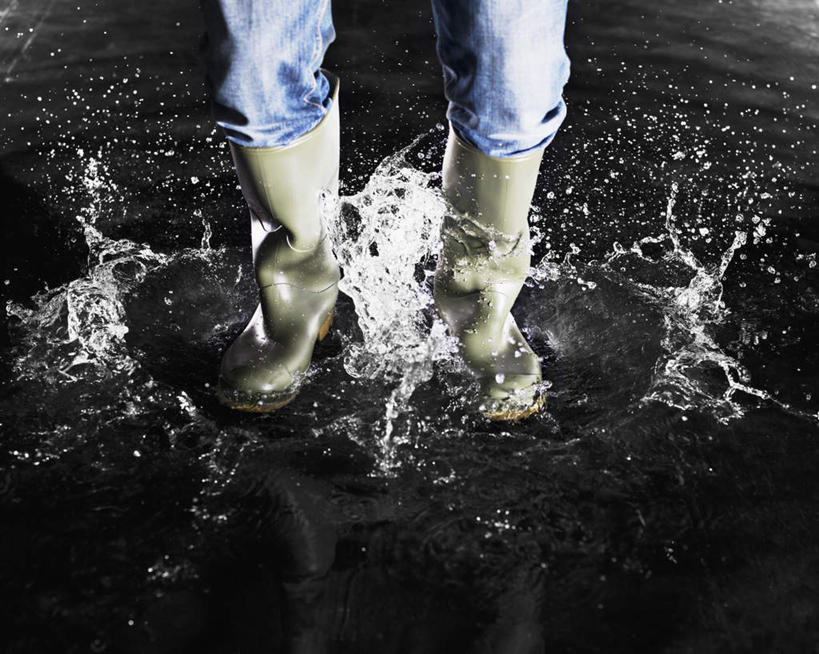 西方人,一个人,站,横图,俯视,室内,特写,白天,雨,暴雨,大雨,鞋子,欧洲,欧洲人,仅一个男性,仅一个人,飞溅,裤子,溅,液体,雨鞋,雨靴,水滴,牛仔裤,靴子,水珠,仅一个年轻男性,站着,摄影,影棚,细雨,喷洒,胶鞋,男人,男性,年轻男性,白种人,小雨,站立,半身,彩图,高角度拍摄,影棚拍摄,拍摄