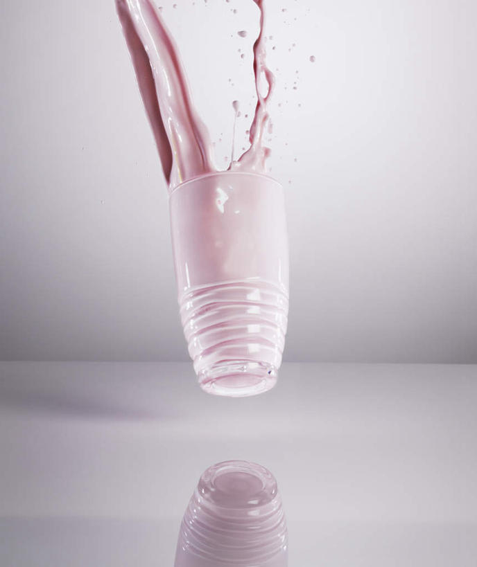 无人,竖图,室内,特写,白天,白色背景,正面,桌面,桌子,杯子,飞溅,溅,木制,液体,水滴,食品,甜点,甜品,玻璃制品,水珠,食物,饮料,一个,木制品,水杯,甜食,冰淇淋,摄影,肮脏,影棚,单个,鲜奶,喷洒,奶昔,邋遢,龌龊,污秽,草莓奶昔,玻璃杯,彩图,影棚拍摄,拍摄