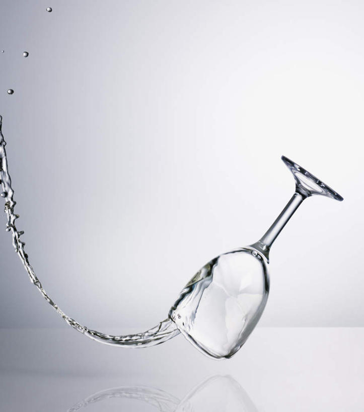 红酒,葡萄酒,无人,竖图,室内,特写,白天,正面,桌面,桌子,杯子,阴影,飞溅,灰色背景,溅,反射,木制,高脚杯,液体,影子,水滴,红酒杯,白葡萄酒,酒类,玻璃制品,酒,水珠,饮料,一个,酒杯,木制品,摄影,肮脏,影棚,单个,葡萄酒杯,喷洒,邋遢,龌龊,污秽,玻璃杯,彩图,影棚拍摄,拍摄