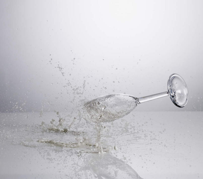 红酒,葡萄酒,无人,横图,室内,特写,白天,正面,桌面,桌子,杯子,阴影,飞溅,灰色背景,溅,反射,木制,高脚杯,液体,影子,水滴,红酒杯,白葡萄酒,酒类,玻璃制品,酒,水珠,饮料,一个,酒杯,木制品,摄影,肮脏,影棚,单个,葡萄酒杯,喷洒,邋遢,龌龊,污秽,玻璃杯,彩图,影棚拍摄,拍摄