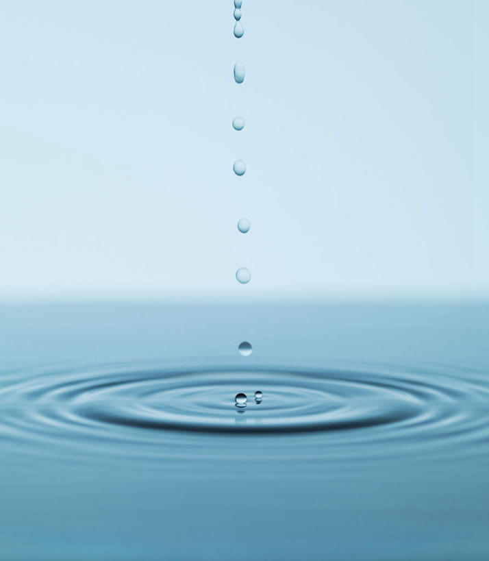 无人,竖图,室内,特写,白天,正面,水,波纹,飞溅,蓝色背景,溅,透明,液体,气泡,水滴,涟漪,漩涡,水泡,水珠,水纹,泡泡,摄影,影棚,圆弧,喷洒,下降,降落,降低,下跌,下落,彩图,影棚拍摄,拍摄