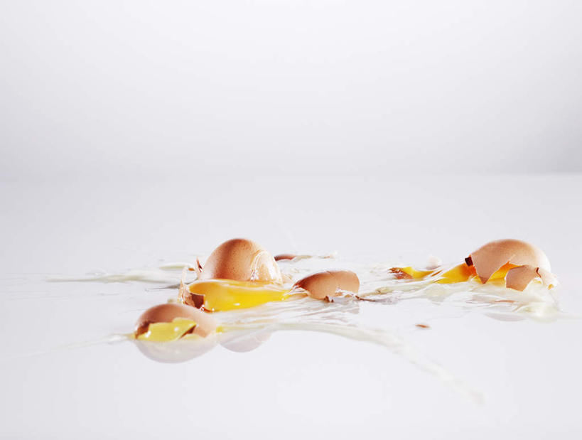 无人,横图,室内,特写,白天,白色背景,正面,桌面,桌子,阴影,破碎,反射,木制,影子,蛋,鸡蛋,木制品,摄影,肮脏,影棚,破裂,摧毁,邋遢,卵,龌龊,污秽,彩图,影棚拍摄,拍摄