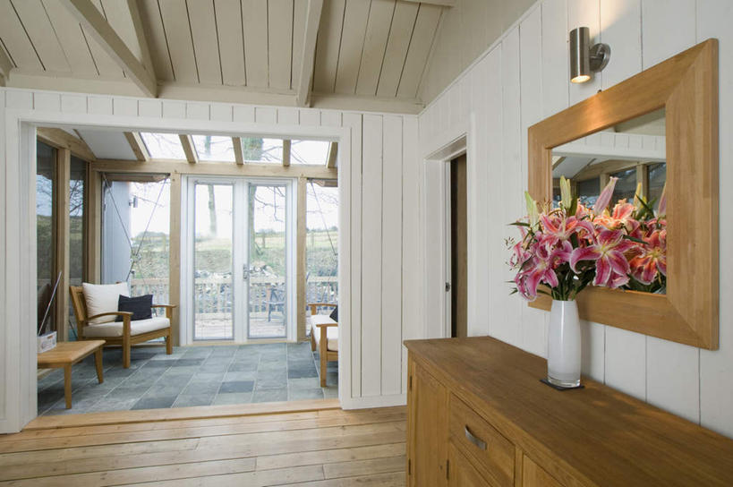 无人,家,横图,室内,白天,正面,智慧,别墅,窗户,地板,柜子,家具,镜子,靠垫,落地窗,沙发,装修,建筑,花瓶,照明,欧式,阴影,艺术,装饰,光线,壁灯,影子,陶瓷,房屋,屋子,公寓,灯光,靠枕,陶瓷制品,地面,储物柜,豪华,文化,建设,现代,装潢,洋房,楼房,木地板,玻璃窗,住宅,灯,插花,瓶子,抱枕,灯具,室内装潢,枕头,华丽,修饰,插花艺术,样板房,明亮,照亮,点缀,镜像,创造,舒适,家居装潢,镜面,照明设备,储存,创作,房屋设计,地中海风格,古典风格,简约风格,想象,布艺沙发,室内设计,宽敞,样板房装潢,衬托,美观,雅致,雅观,储备,蕴藏,贮备,设计,彩图,房子,贮存