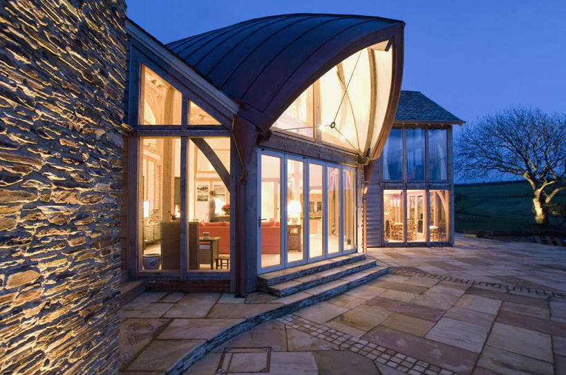 无人,家,横图,室外,夜晚,正面,植物,别墅,窗户,落地窗,阴影,光线,影子,房屋,墙,屋子,公寓,灯光,洋房,楼房,玻璃窗,墙壁,墙面,住宅,树,树木,蓝色,绿色,蓝天,天空,自然,天,生长,晴朗,成长,万里无云,晴空,晴空万里,彩图,房子