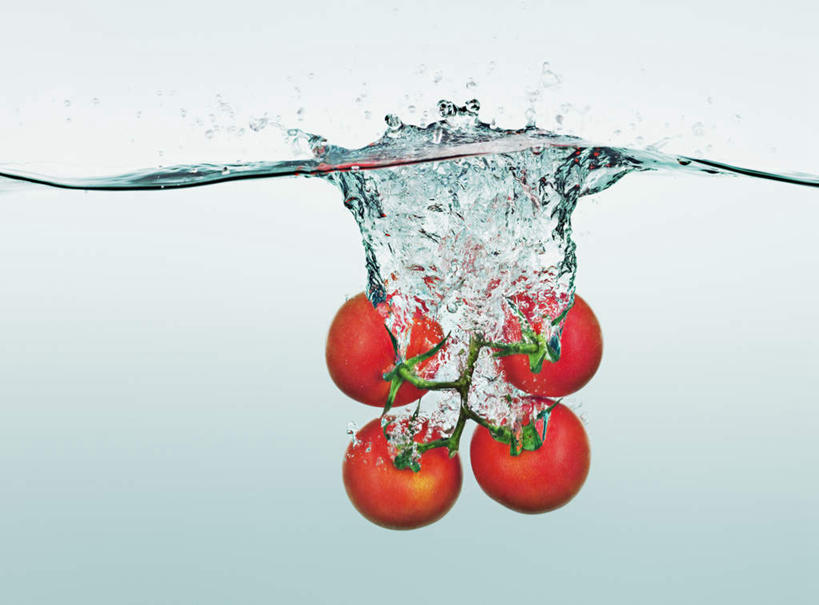 无人,横图,室内,特写,白天,正面,蔬菜,西红柿,飞溅,蓝色背景,新鲜,溅,液体,水滴,食品,水珠,食物,红色,四个,摄影,有机食品,绿色食品,影棚,喷洒,番茄,彩图,影棚拍摄,拍摄