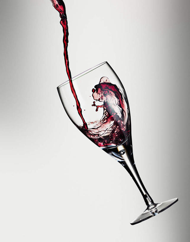 红酒,葡萄酒,无人,竖图,室内,特写,白天,正面,杯子,灰色背景,高脚杯,红酒杯,酒类,玻璃制品,酒,饮料,一个,红色,酒杯,红葡萄酒,摄影,影棚,单个,葡萄酒杯,下降,降落,降低,下跌,下落,玻璃杯,彩图,影棚拍摄,拍摄