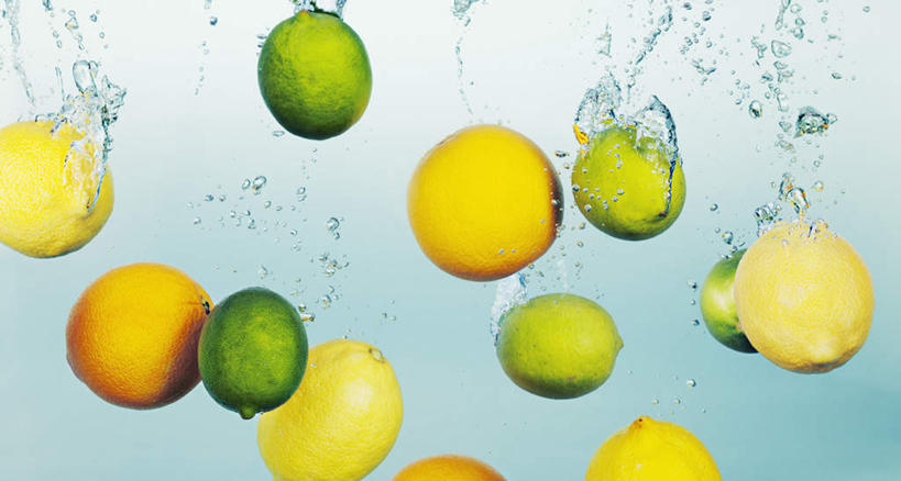 无人,横图,室内,特写,白天,正面,柠檬,水果,许多,飞溅,蓝色背景,新鲜,溅,液体,水滴,生食,食品,果实,很多,水珠,食物,黄色,绿色,摄影,有机食品,绿色食品,影棚,喷洒,酸橙,代代,益母果,柠果,橙子,橙,彩图,影棚拍摄,拍摄