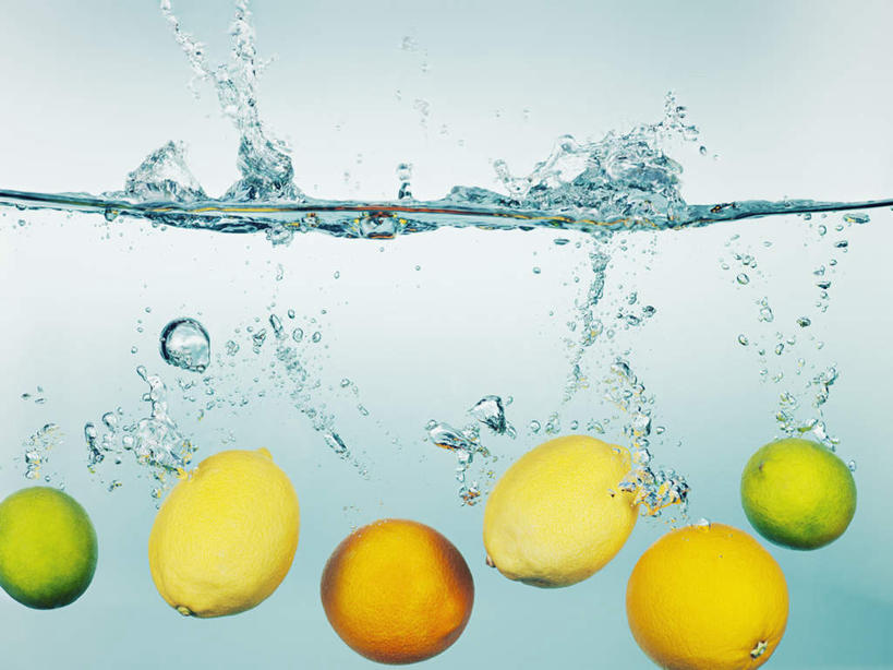 无人,横图,室内,特写,白天,正面,柠檬,水果,许多,飞溅,蓝色背景,新鲜,溅,液体,水滴,生食,食品,果实,很多,水珠,食物,黄色,绿色,摄影,有机食品,绿色食品,影棚,喷洒,酸橙,代代,益母果,柠果,橙子,橙,彩图,影棚拍摄,拍摄