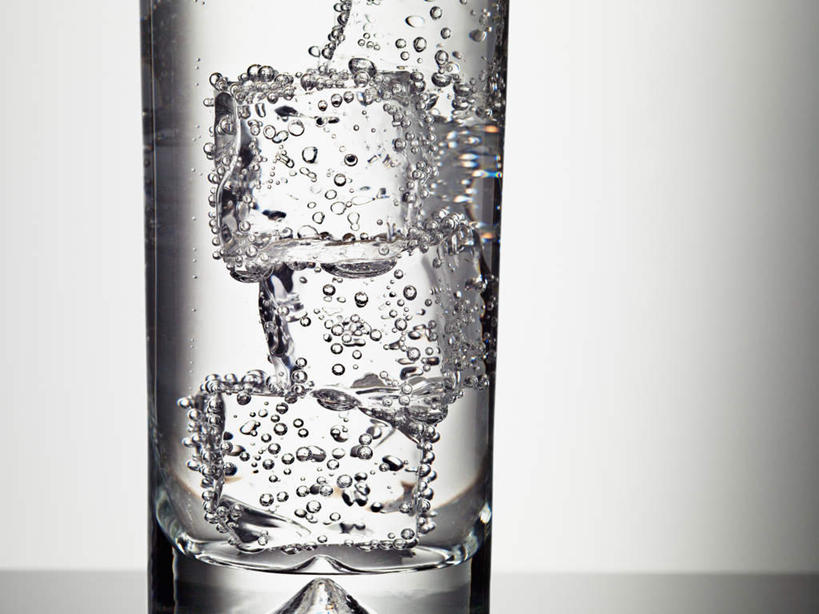 无人,横图,室内,特写,白天,正面,水,桌面,桌子,杯子,阴影,灰色背景,反射,木制,液体,影子,冰,冰块,饮用水,冷冻,玻璃制品,一个,木制品,水杯,矿泉水,寒冷,摄影,影棚,冷藏,单个,冰冷,蒸馏水,保鲜,玻璃杯,彩图,影棚拍摄,拍摄