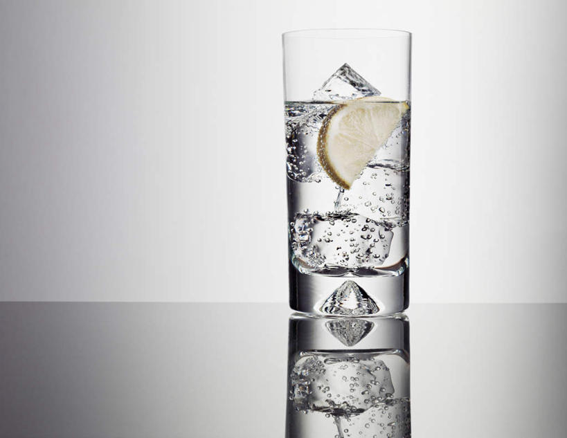 无人,横图,室内,特写,白天,正面,水,桌面,桌子,柠檬,杯子,水果,阴影,灰色背景,新鲜,反射,木制,液体,影子,冰,生食,冰块,食品,果实,饮用水,冷冻,玻璃制品,食物,一个,木制品,水杯,矿泉水,寒冷,摄影,有机食品,绿色食品,影棚,冷藏,单个,冰冷,蒸馏水,保鲜,玻璃杯,益母果,柠果,彩图,影棚拍摄,拍摄