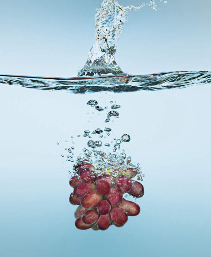 无人,竖图,室内,特写,白天,正面,葡萄,水果,一串,飞溅,蓝色背景,新鲜,溅,液体,水滴,生食,食品,果实,水珠,食物,紫色,摄影,有机食品,绿色食品,影棚,喷洒,山葫芦,蒲桃,草龙珠,彩图,影棚拍摄,拍摄