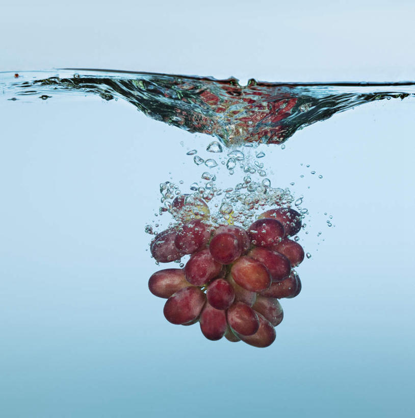 无人,竖图,室内,特写,白天,正面,葡萄,水果,一串,飞溅,蓝色背景,新鲜,溅,液体,水滴,生食,食品,果实,水珠,食物,紫色,摄影,有机食品,绿色食品,影棚,喷洒,山葫芦,蒲桃,草龙珠,彩图,影棚拍摄,拍摄