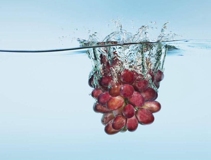 无人,横图,室内,特写,白天,正面,葡萄,水果,一串,飞溅,蓝色背景,新鲜,溅,液体,水滴,生食,食品,果实,水珠,食物,紫色,摄影,有机食品,绿色食品,影棚,喷洒,山葫芦,蒲桃,草龙珠,彩图,影棚拍摄,拍摄