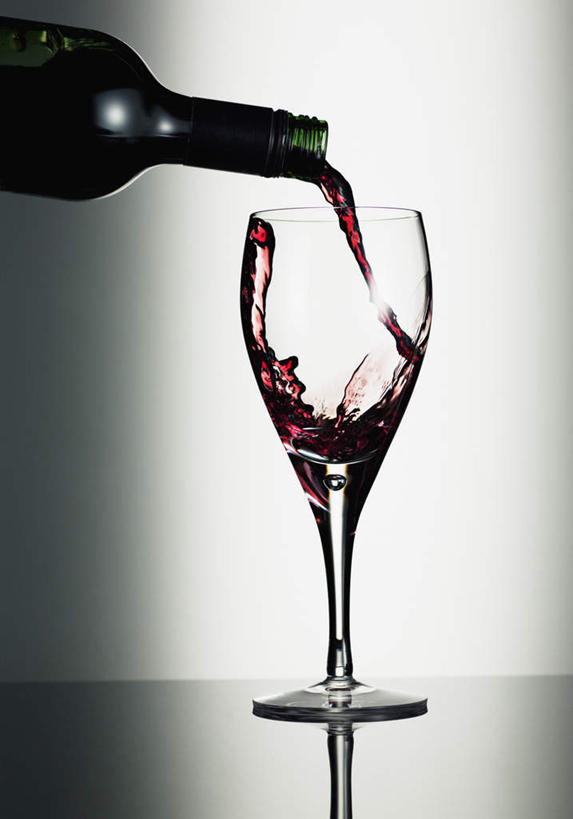 红酒,葡萄酒,无人,竖图,室内,特写,白天,正面,桌面,桌子,杯子,阴影,灰色背景,反射,木制,高脚杯,影子,红酒杯,酒类,红酒瓶,玻璃制品,酒,酒瓶,饮料,一个,玻璃瓶,酒杯,木制品,瓶子,红葡萄酒,摄影,影棚,单个,葡萄酒杯,葡萄酒瓶,下降,降落,降低,下跌,下落,玻璃杯,彩图,影棚拍摄,拍摄