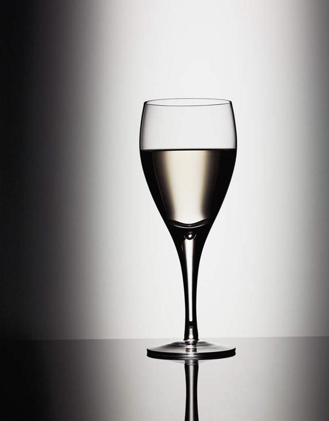 红酒,葡萄酒,无人,竖图,室内,特写,白天,正面,桌面,桌子,杯子,阴影,灰色背景,反射,木制,高脚杯,影子,红酒杯,白葡萄酒,酒类,玻璃制品,酒,饮料,一个,酒杯,木制品,摄影,影棚,单个,葡萄酒杯,玻璃杯,彩图,影棚拍摄,拍摄