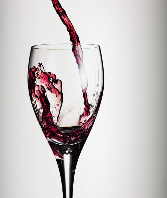 红酒,葡萄酒,无人,竖图,室内,特写,白天,正面,杯子,阴影,灰色背景,反射,高脚杯,影子,红酒杯,酒类,玻璃制品,酒,饮料,一个,酒杯,红葡萄酒,摄影,影棚,单个,葡萄酒杯,下降,降落,降低,下跌,下落,玻璃杯,彩图,影棚拍摄,拍摄