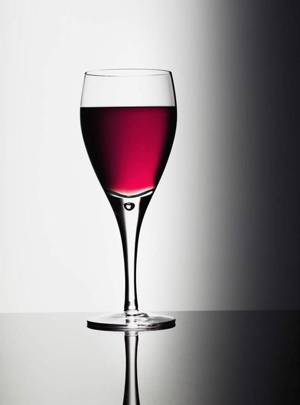 红酒,葡萄酒,无人,竖图,室内,特写,白天,正面,桌面,桌子,杯子,阴影,灰色背景,反射,木制,高脚杯,影子,红酒杯,酒类,玻璃制品,酒,饮料,一个,酒杯,木制品,红葡萄酒,摄影,影棚,单个,葡萄酒杯,玻璃杯,彩图,影棚拍摄,拍摄