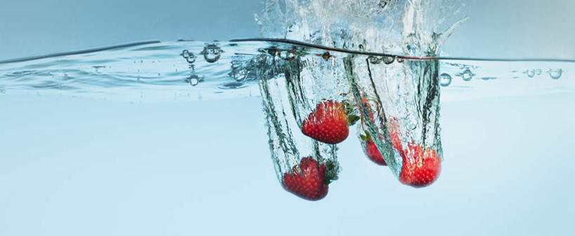 无人,横图,室内,特写,白天,正面,草莓,浆果,水果,飞溅,蓝色背景,新鲜,溅,液体,水滴,生食,食品,果实,水珠,食物,红色,摄影,有机食品,绿色食品,影棚,喷洒,洋莓,水果皇后,红莓,地莓,彩图,影棚拍摄,拍摄