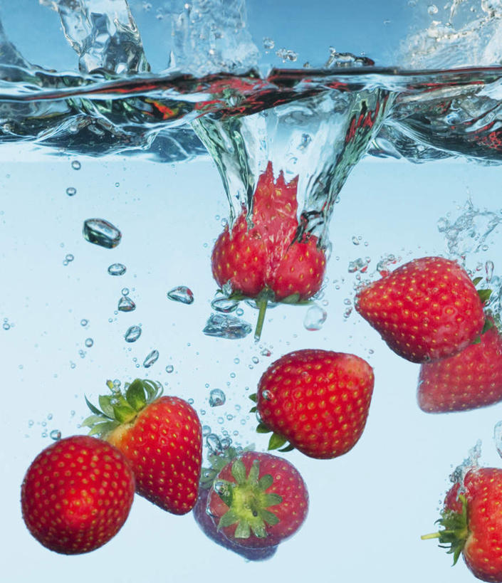 无人,竖图,室内,特写,白天,正面,草莓,浆果,水果,许多,飞溅,蓝色背景,新鲜,溅,液体,水滴,生食,食品,果实,很多,水珠,食物,红色,摄影,有机食品,绿色食品,影棚,喷洒,洋莓,水果皇后,红莓,地莓,彩图,影棚拍摄,拍摄
