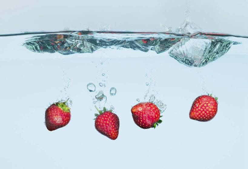 无人,横图,室内,特写,白天,正面,草莓,浆果,水果,飞溅,蓝色背景,新鲜,溅,液体,水滴,生食,食品,果实,水珠,食物,红色,四个,摄影,有机食品,绿色食品,影棚,喷洒,洋莓,水果皇后,红莓,地莓,彩图,影棚拍摄,拍摄