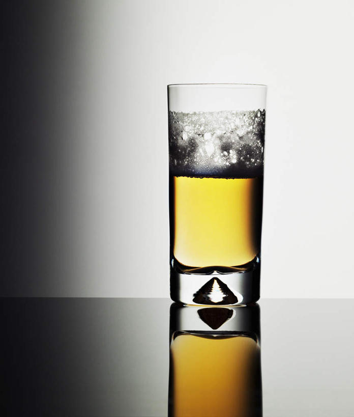 啤酒,无人,竖图,室内,特写,白天,正面,桌面,桌子,杯子,阴影,灰色背景,反射,木制,影子,冰,冰块,酒类,冷冻,玻璃制品,酒,饮料,一个,酒杯,木制品,啤酒杯,寒冷,摄影,影棚,冷藏,单个,冰冷,保鲜,玻璃杯,彩图,影棚拍摄,拍摄