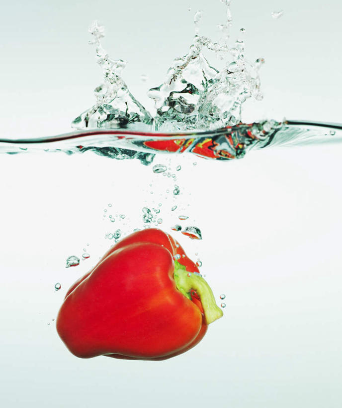 无人,竖图,室内,特写,白天,正面,辣椒,蔬菜,飞溅,蓝色背景,新鲜,溅,液体,水滴,食品,水珠,食物,一个,红色,摄影,有机食品,绿色食品,影棚,单个,喷洒,彩椒,辣角,红海椒,大椒,辣虎,广椒,甜椒,柿子椒,辣子,海椒,番椒,灯笼椒,彩图,影棚拍摄,拍摄