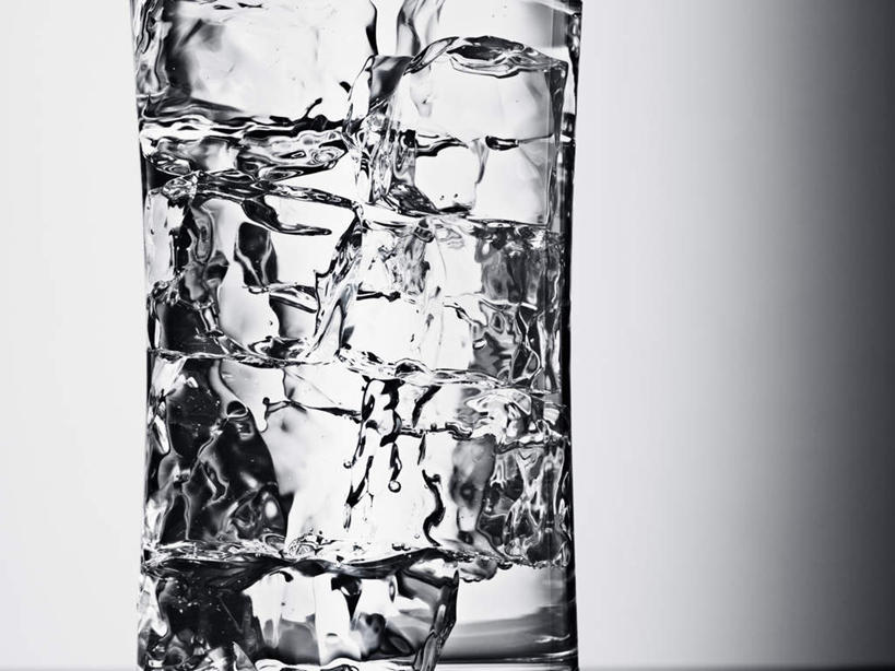 无人,横图,室内,特写,白天,正面,水,杯子,阴影,灰色背景,反射,液体,影子,冰,冰块,饮用水,冷冻,玻璃制品,一个,水杯,矿泉水,寒冷,摄影,影棚,冷藏,单个,冰冷,蒸馏水,保鲜,玻璃杯,彩图,影棚拍摄,拍摄