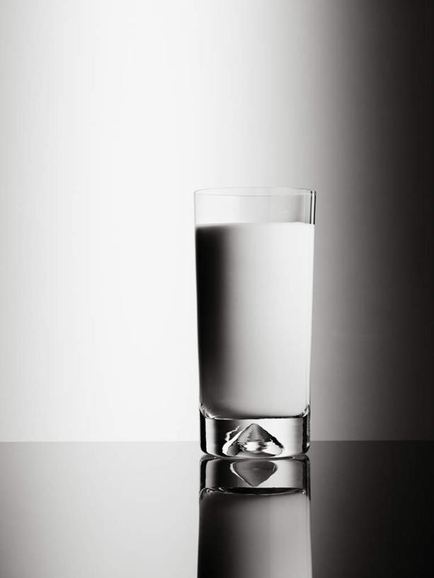 无人,竖图,室内,特写,白天,正面,水,桌面,桌子,杯子,阴影,灰色背景,反射,木制,液体,影子,冰,冰块,饮用水,冷冻,玻璃制品,一个,木制品,水杯,矿泉水,寒冷,摄影,影棚,冷藏,单个,冰冷,蒸馏水,保鲜,玻璃杯,彩图,影棚拍摄,拍摄