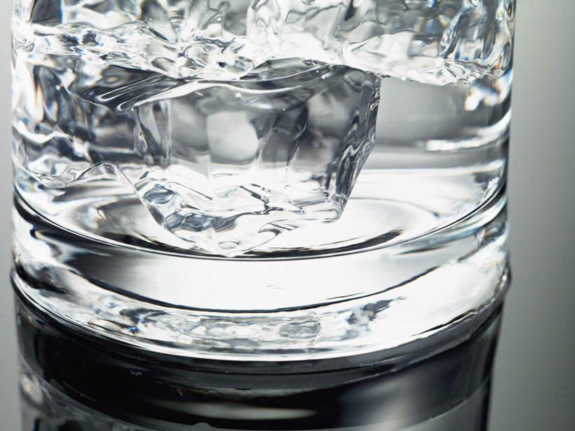 无人,横图,俯视,室内,特写,白天,水,桌面,桌子,杯子,阴影,灰色背景,反射,木制,液体,影子,冰,冰块,饮用水,冷冻,玻璃制品,一个,木制品,水杯,矿泉水,寒冷,摄影,影棚,冷藏,单个,冰冷,蒸馏水,保鲜,玻璃杯,彩图,高角度拍摄,影棚拍摄,拍摄