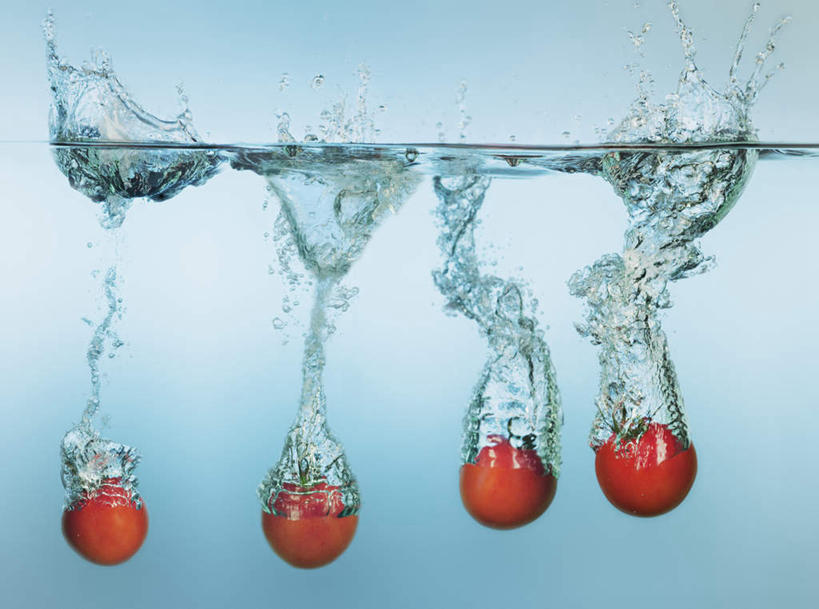 无人,横图,室内,特写,白天,正面,水,蔬菜,西红柿,小番茄,一排,阴影,波纹,飞溅,蓝色背景,新鲜,整齐,溅,透明,反射,液体,影子,气泡,水滴,食品,涟漪,漩涡,水泡,水珠,食物,排列,水纹,泡泡,四个,摄影,有机食品,绿色食品,影棚,圆弧,队列,喷洒,小西红柿,樱桃小番茄,珍珠小番茄,樱桃番茄,圣女果,番茄,彩图,影棚拍摄,拍摄