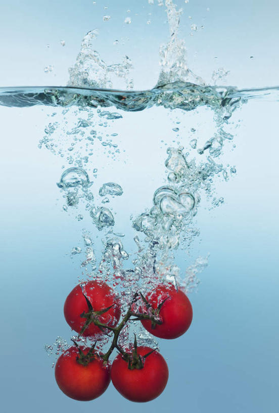 无人,竖图,室内,特写,白天,正面,水,蔬菜,西红柿,小番茄,阴影,波纹,飞溅,蓝色背景,新鲜,溅,透明,反射,液体,影子,气泡,水滴,食品,涟漪,漩涡,水泡,水珠,食物,水纹,泡泡,四个,摄影,有机食品,绿色食品,影棚,圆弧,喷洒,小西红柿,樱桃小番茄,珍珠小番茄,樱桃番茄,圣女果,番茄,彩图,影棚拍摄,拍摄