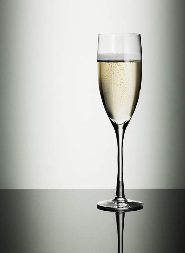 葡萄酒,无人,竖图,室内,特写,白天,正面,奢侈,快乐,桌面,桌子,杯子,阴影,灰色背景,反射,木制,高脚杯,影子,一杯,浪漫,玻璃制品,酒,饮料,酒杯,木制品,香槟,诱惑,摄影,影棚,香槟杯,气泡酒,起泡酒,汽酒,玻璃杯,彩图,影棚拍摄,高兴,欢笑,拍摄