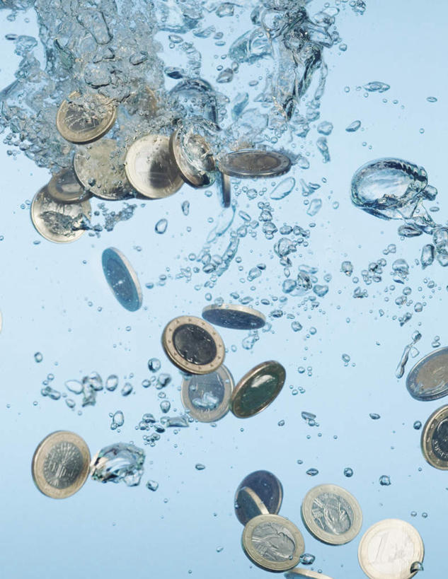 无人,竖图,室内,特写,白天,正面,钱,水,许多,阴影,波纹,蓝色背景,透明,反射,钱币,液体,影子,气泡,水滴,涟漪,漩涡,欧元,凌乱,水泡,水珠,水纹,泡泡,金融,摄影,影棚,经济,圆弧,混乱,流通,贸易,纷乱,缭乱,庞杂,货币,现金,硬币,彩图,影棚拍摄,拍摄