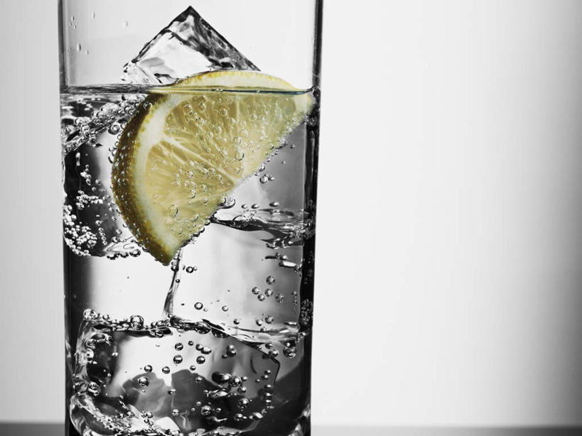 无人,横图,室内,特写,白天,正面,水,桌面,桌子,柠檬,杯子,阴影,灰色背景,反射,木制,液体,影子,冰,冰块,饮用水,冷冻,玻璃制品,一个,木制品,水杯,矿泉水,寒冷,摄影,影棚,冷藏,单个,冰冷,蒸馏水,保鲜,玻璃杯,益母果,柠果,彩图,影棚拍摄,拍摄