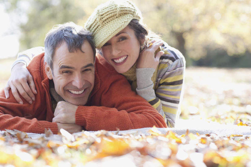 西方人,中年人,两个人,家庭,夫妻,躺,抱,笑,微笑,露齿笑,横图,室外,白天,正面,爱情,树林,植物,帽子,叶子,欧洲,欧洲人,服装,朦胧,模糊,枫叶,枯叶,落叶,浪漫,注视,休闲装,树,树木,衣服,黄色,红色,绿色,自然,观察,看,趴着,休闲,温暖,温馨,一家人,休闲服,恩爱,恋人,服饰,生长,成长,抱着,观看,枫树叶,和睦,察看,搂着,关注,编织帽,卧着,男人,男性,女人,女性,中年男性,中年女性,白种人,夫妇,情侣,叶,叶片,搂,搂抱,趴,躺着,卧,半身,彩图,伴侣,融洽