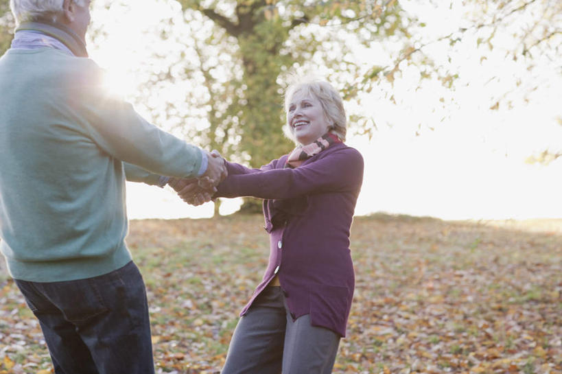 西方人,老年人,背部,两个人,家庭,夫妻,站,握手,笑,微笑,露齿笑,横图,室外,白天,正面,爱情,植物,叶子,欧洲,欧洲人,一棵,阴影,服装,朦胧,模糊,装饰,光线,影子,枫叶,枯叶,落叶,浪漫,注视,休闲装,树,树木,衣服,黄色,红色,绿色,阳光,自然,围巾,观察,看,站着,休闲,温暖,温馨,一家人,休闲服,恩爱,恋人,服饰,生长,成长,围脖,观看,枫树叶,保暖,华丽,点缀,和睦,察看,御寒,关注,衬托,美观,雅致,雅观,老年男性,老年女性,男人,男性,女人,女性,白种人,夫妇,情侣,叶,叶片,搀手,拉手,手拉手,手握手,站立,半身,彩图,伴侣,融洽