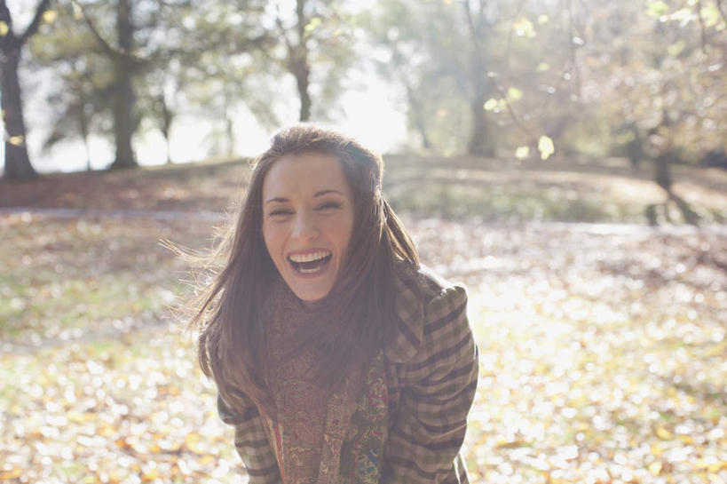 西方人,一个人,站,笑,大笑,横图,室外,白天,正面,兴奋,树林,植物,叶子,欧洲,欧洲人,仅一个女性,仅一个人,阴影,服装,朦胧,模糊,装饰,光线,影子,枫叶,枯叶,落叶,注视,休闲装,树,树木,衣服,黄色,红色,绿色,阳光,自然,围巾,观察,看,站着,张嘴,仅一个中年女性,休闲,温暖,休闲服,服饰,生长,成长,围脖,观看,枫树叶,保暖,华丽,点缀,察看,御寒,关注,张大嘴巴,哈哈大笑,衬托,美观,雅致,雅观,女人,女性,中年女性,白种人,叶,叶片,张开嘴,站立,半身,彩图,高兴,狂笑