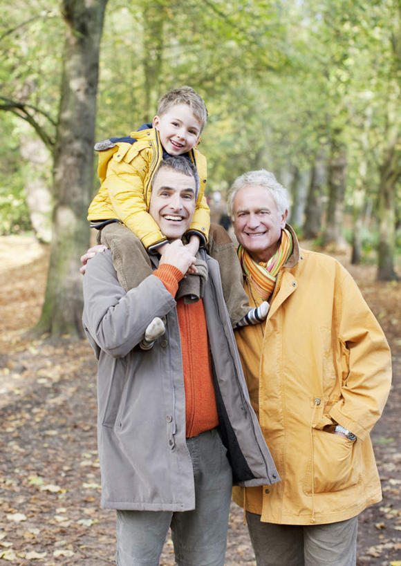 西方人,儿童,中年人,老年人,三个人,父亲,儿子,祖父,三代同堂,站,坐,笑,微笑,露齿笑,竖图,室外,白天,正面,纯洁,树林,植物,叶子,欧洲,欧洲人,服装,朦胧,模糊,装饰,枫叶,枯叶,落叶,注视,休闲装,祖孙三代,树,树木,小孩,骑,衣服,黄色,红色,绿色,自然,围巾,观察,看,扛,站着,休闲,温暖,温馨,父子,休闲服,父爱,可爱,童年,童趣,服饰,生长,爷爷,成长,围脖,观看,祖孙,枫树叶,保暖,华丽,点缀,和睦,察看,御寒,关注,手插袋,单手插袋,童真,烂漫,无邪,外公,外祖父,外孙,外孙子,单手抄兜,单手放兜,衬托,美观,雅致,雅观,扛在肩上,骑在肩上,天真,老年男性,男孩,男人,男性,中年男性,白种人,孩子,全家福,孙子,叶,叶片,插兜,手插兜,手放口袋,站立,坐着,半身,彩图,融洽,男生,手抄兜,爸爸,多代同堂