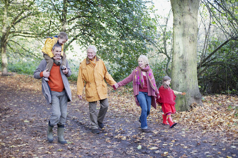西方人,儿童,中年人,老年人,夫妻,母亲,父亲,女儿,儿子,祖母,祖父,三代同堂,坐,走,握手,笑,微笑,露齿笑,横图,室外,白天,正面,爱情,纯洁,树林,植物,叶子,欧洲,欧洲人,五个人,服装,朦胧,模糊,装饰,枫叶,枯叶,落叶,许多人,浪漫,扭头,注视,休闲装,祖孙三代,树,树木,小孩,骑,衣服,黄色,红色,绿色,自然,手套,围巾,观察,看,扛,转头,一群人,休闲,温暖,温馨,父女,父子,母女,母子,休闲服,恩爱,父爱,可爱,母爱,童年,童趣,恋人,服饰,生长,奶奶,爷爷,成长,围脖,观看,祖孙,枫树叶,保暖,华丽,点缀,和睦,察看,御寒,关注,童真,烂漫,无邪,外婆,外孙女,外祖母,外公,外祖父,外孙,外孙子,衬托,美观,雅致,雅观,扛在肩上,骑在肩上,天真,老年男性,老年女性,男孩,男人,男性,女孩,女人,女性,中年男性,白种人,孩子,夫妇,情侣,全家福,孙女,孙子,叶,叶片,步行,搀手,拉手,散步,手拉手,手握手,走路,坐着,彩图,全身,伴侣,融洽,男生,女生,爸爸,多代同堂,妈妈