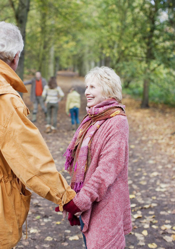 西方人,儿童,中年人,老年人,背部,母亲,父亲,女儿,祖母,祖父,三代同堂,站,走,握手,笑,微笑,露齿笑,竖图,室外,白天,正面,纯洁,树林,植物,叶子,欧洲,欧洲人,服装,朦胧,模糊,装饰,枫叶,枯叶,落叶,许多人,扭头,注视,休闲装,祖孙三代,树,树木,小孩,衣服,黄色,红色,绿色,自然,手套,围巾,观察,看,站着,转头,一群人,休闲,温暖,温馨,父女,母女,休闲服,父爱,可爱,母爱,童年,童趣,服饰,生长,奶奶,爷爷,成长,围脖,观看,祖孙,枫树叶,保暖,华丽,点缀,和睦,察看,御寒,关注,童真,烂漫,无邪,外婆,外孙女,外祖母,外公,外祖父,外孙,外孙子,衬托,美观,雅致,雅观,天真,老年男性,老年女性,男孩,男人,男性,女孩,女人,女性,中年男性,中年女性,白种人,孩子,全家福,孙女,孙子,叶,叶片,步行,搀手,拉手,散步,手拉手,手握手,站立,走路,半身,彩图,融洽,男生,女生,爸爸,多代同堂,妈妈