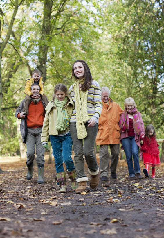 西方人,儿童,中年人,老年人,母亲,父亲,女儿,祖母,祖父,三代同堂,走,抱,笑,微笑,露齿笑,竖图,室外,白天,仰视,纯洁,树林,植物,叶子,欧洲,欧洲人,服装,朦胧,模糊,枫叶,枯叶,落叶,许多人,注视,休闲装,祖孙三代,树,树木,小孩,衣服,黄色,红色,绿色,自然,观察,看,一群人,休闲,温暖,温馨,父女,母女,休闲服,父爱,可爱,母爱,童年,童趣,服饰,生长,奶奶,爷爷,成长,抱着,观看,祖孙,枫树叶,和睦,察看,搂着,关注,童真,烂漫,无邪,外婆,外孙女,外祖母,外公,外祖父,外孙,外孙子,天真,老年男性,老年女性,男孩,男人,男性,女孩,女人,女性,中年男性,中年女性,白种人,孩子,全家福,孙女,孙子,叶,叶片,步行,搂,搂抱,散步,走路,彩图,低角度拍摄,全身,融洽,男生,女生,爸爸,多代同堂,妈妈