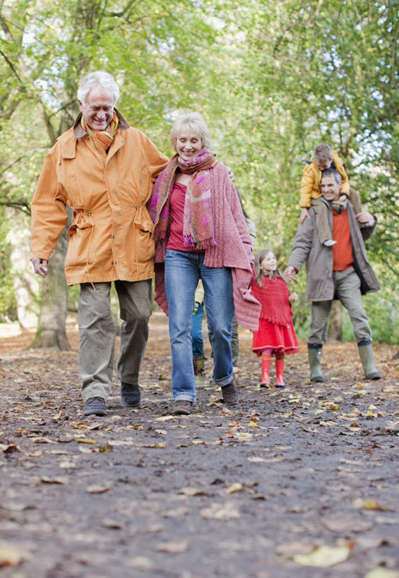 西方人,儿童,中年人,老年人,母亲,父亲,女儿,祖母,祖父,三代同堂,走,抱,笑,微笑,露齿笑,竖图,室外,白天,仰视,纯洁,树林,植物,叶子,欧洲,欧洲人,服装,朦胧,模糊,枫叶,枯叶,落叶,许多人,注视,休闲装,祖孙三代,树,树木,小孩,骑,衣服,黄色,红色,绿色,自然,观察,看,扛,一群人,休闲,温暖,温馨,父女,母女,休闲服,父爱,可爱,母爱,童年,童趣,服饰,生长,奶奶,爷爷,成长,抱着,观看,祖孙,枫树叶,和睦,察看,搂着,关注,童真,烂漫,无邪,外婆,外孙女,外祖母,外公,外祖父,外孙,外孙子,扛在肩上,骑在肩上,天真,老年男性,老年女性,男孩,男人,男性,女孩,女人,女性,中年男性,白种人,孩子,全家福,孙女,孙子,叶,叶片,步行,搂,搂抱,散步,走路,彩图,低角度拍摄,全身,融洽,男生,女生,爸爸,多代同堂,妈妈