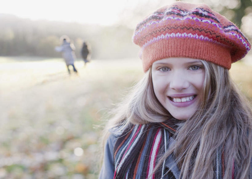 西方人,儿童,中年人,背部,三个人,家庭,母亲,女儿,站,走,笑,微笑,露齿笑,横图,室外,白天,正面,纯洁,树林,植物,帽子,叶子,欧洲,欧洲人,服装,朦胧,模糊,装饰,枫叶,枯叶,落叶,注视,休闲装,树,树木,小孩,衣服,黄色,红色,绿色,自然,围巾,观察,看,站着,休闲,温暖,温馨,母女,一家人,休闲服,可爱,母爱,童年,童趣,服饰,生长,成长,围脖,观看,枫树叶,保暖,华丽,点缀,和睦,察看,御寒,关注,童真,烂漫,无邪,衬托,美观,雅致,雅观,编织帽,天真,女孩,女人,女性,中年女性,白种人,孩子,叶,叶片,步行,散步,站立,走路,半身,彩图,融洽,女生