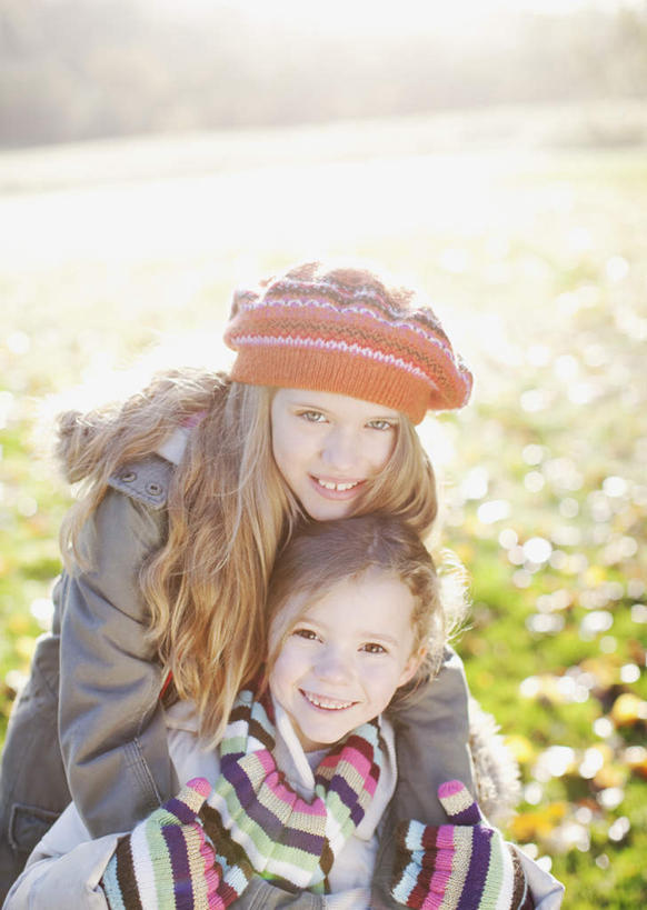 西方人,儿童,两个人,家庭,站,抱,笑,微笑,竖图,俯视,室外,白天,纯洁,草地,草坪,树林,植物,帽子,叶子,欧洲,欧洲人,阴影,服装,朦胧,模糊,装饰,光线,影子,枫叶,枯叶,落叶,注视,休闲装,草,树,树木,小孩,衣服,黄色,红色,绿色,阳光,自然,手套,围巾,观察,看,站着,休闲,温暖,温馨,一家人,休闲服,可爱,童年,童趣,服饰,生长,成长,围脖,抱着,观看,枫树叶,保暖,华丽,点缀,和睦,察看,搂着,御寒,关注,童真,烂漫,无邪,衬托,美观,雅致,雅观,编织帽,天真,女孩,女人,女性,白种人,叶,叶片,搂,搂抱,抬头,仰头,站立,半身,彩图,高角度拍摄,融洽,女生