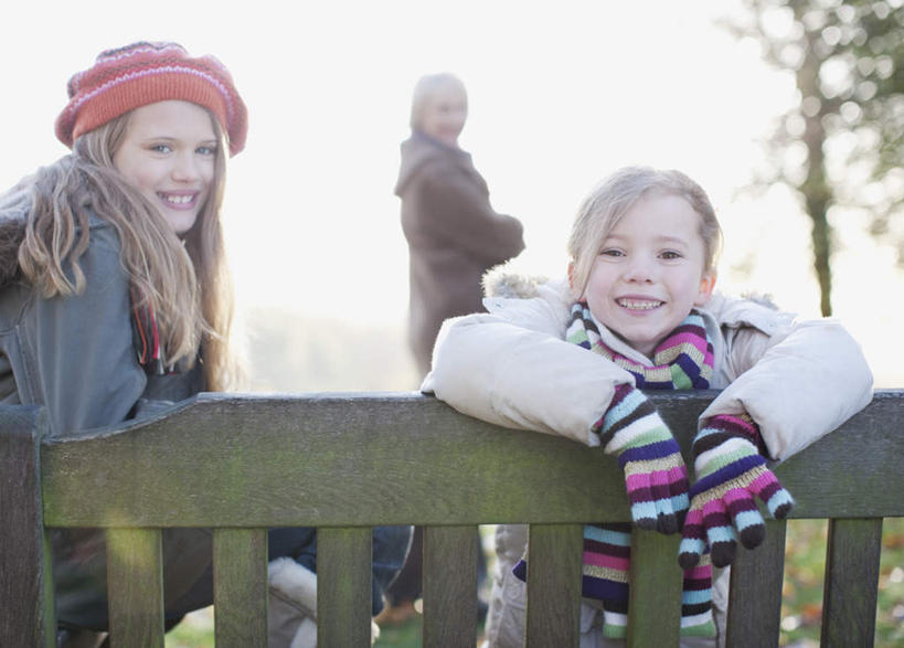 西方人,儿童,老年人,三个人,家庭,祖母,站,坐,笑,双手交叉,微笑,露齿笑,横图,室外,白天,正面,纯洁,草地,草坪,树林,植物,帽子,叶子,椅子,欧洲,欧洲人,阴影,服装,朦胧,模糊,装饰,光线,影子,木椅,枫叶,枯叶,落叶,扭头,注视,休闲装,草,树,树木,小孩,衣服,黄色,红色,绿色,阳光,自然,手套,围巾,观察,看,站着,转头,休闲,温暖,温馨,一家人,休闲服,可爱,童年,童趣,服饰,生长,奶奶,成长,围脖,观看,祖孙,枫树叶,保暖,华丽,点缀,和睦,察看,双手抱胸,御寒,关注,童真,烂漫,无邪,外婆,外孙女,外祖母,衬托,美观,雅致,雅观,编织帽,天真,老年女性,女孩,女人,女性,白种人,孩子,孙女,叶,叶片,站立,坐着,半身,彩图,融洽,女生