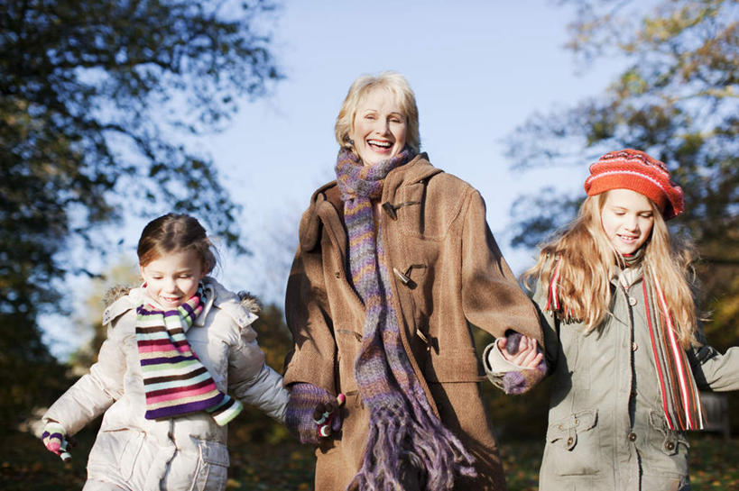 西方人,儿童,老年人,三个人,家庭,祖母,握手,笑,微笑,露齿笑,横图,室外,白天,仰视,纯洁,树林,植物,帽子,欧洲,欧洲人,一排,奔驰,服装,朦胧,模糊,整齐,装饰,注视,休闲装,树,树木,排列,小孩,衣服,蓝色,绿色,蓝天,天空,自然,手套,围巾,天,奔跑,观察,看,休闲,温暖,温馨,一家人,休闲服,可爱,童年,童趣,服饰,生长,晴朗,奶奶,成长,围脖,观看,祖孙,保暖,华丽,点缀,和睦,察看,御寒,队列,关注,童真,烂漫,无邪,外婆,外孙女,外祖母,万里无云,衬托,美观,雅致,雅观,编织帽,天真,老年女性,女孩,女人,女性,白种人,孩子,孙女,晴空,晴空万里,搀手,拉手,手拉手,手握手,半身,彩图,低角度拍摄,融洽,女生